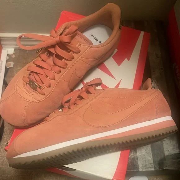 Women’s classic Cortez alc prem. Size 7 women’s. - Picture 2 of 14